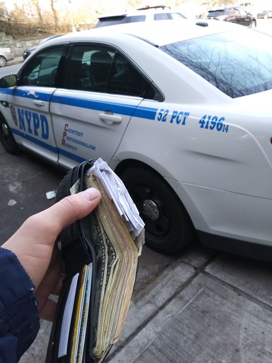 Shqiptari gjen kuletën me mijëra USD, e dorëzon në polici (FOTO)