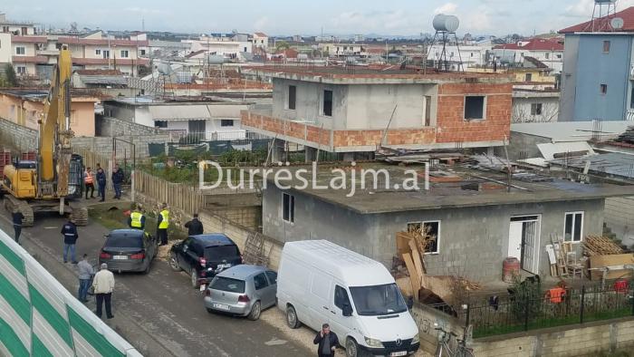 Nis shembja e shtëpisë 2 katëshe në Durrës, u dëmtua rëndë nga tërmeti (FOTO)
