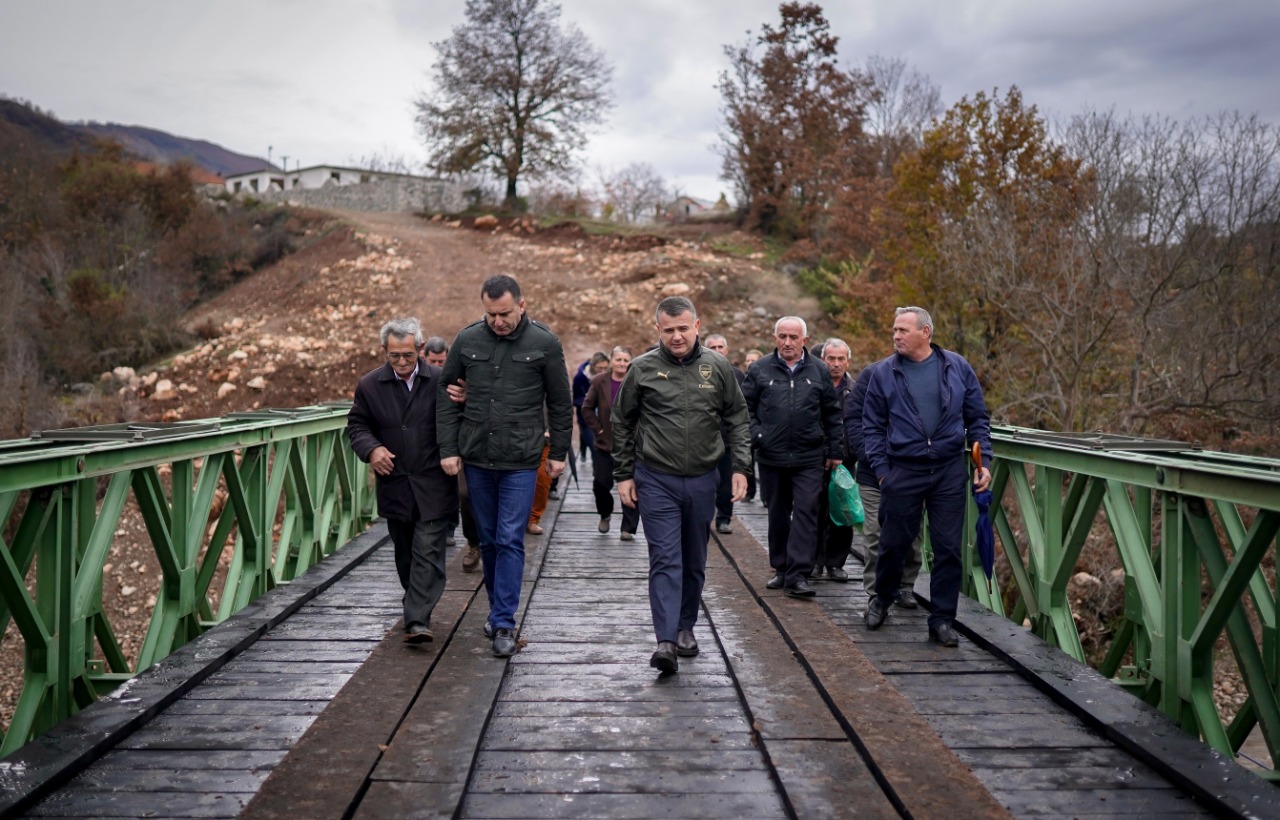 Kalonin lumin me litar, ndërtohet ura e re në Librazhd, Balla: Vëmendja tek të prekurit nga tërmeti, por punët e mira vazhdojnë