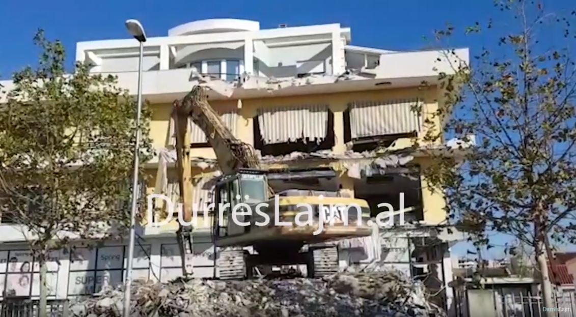 FOTO+VIDEO/ Nis shembja e 4-katëshit në Nishtullë, shërbente si biznes dhe banesë