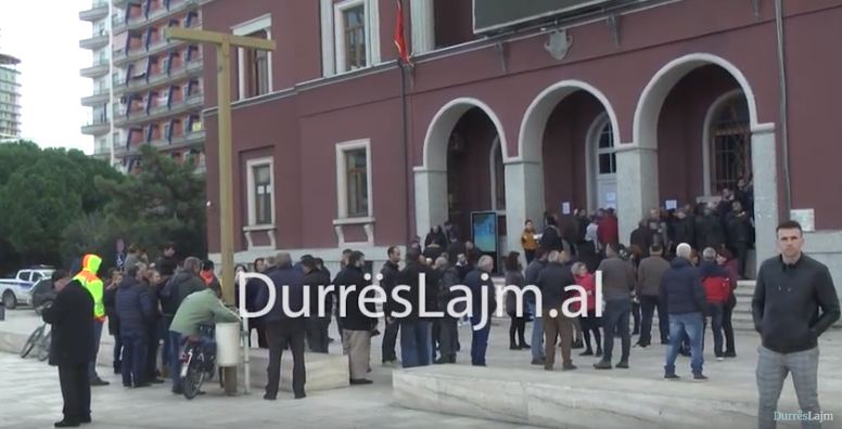 Të prekur nga tërmeti/ Qindra qytetarë të Durrësit në pritje për zgjidhje te bashkia (VIDEO)