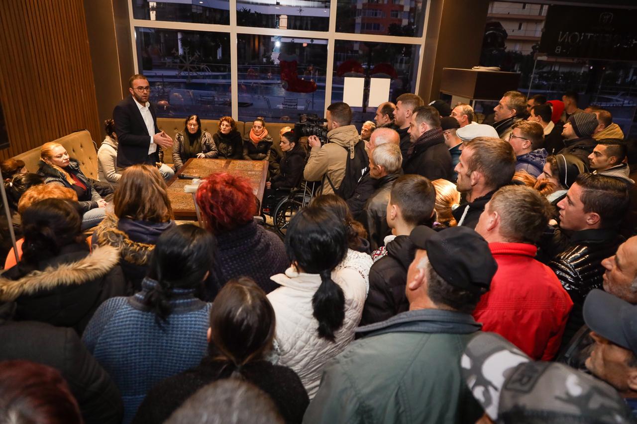 “Tërmeti i vërtetë nis pas 3 janarit”, PD takohet me banorët e Thumanës që paralajmërojnë grevë urie