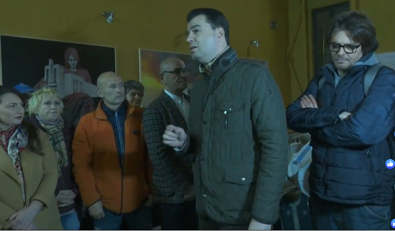 Mblodhën ndihma për banorët, Basha takon artistët tek Teatri Kombëtar