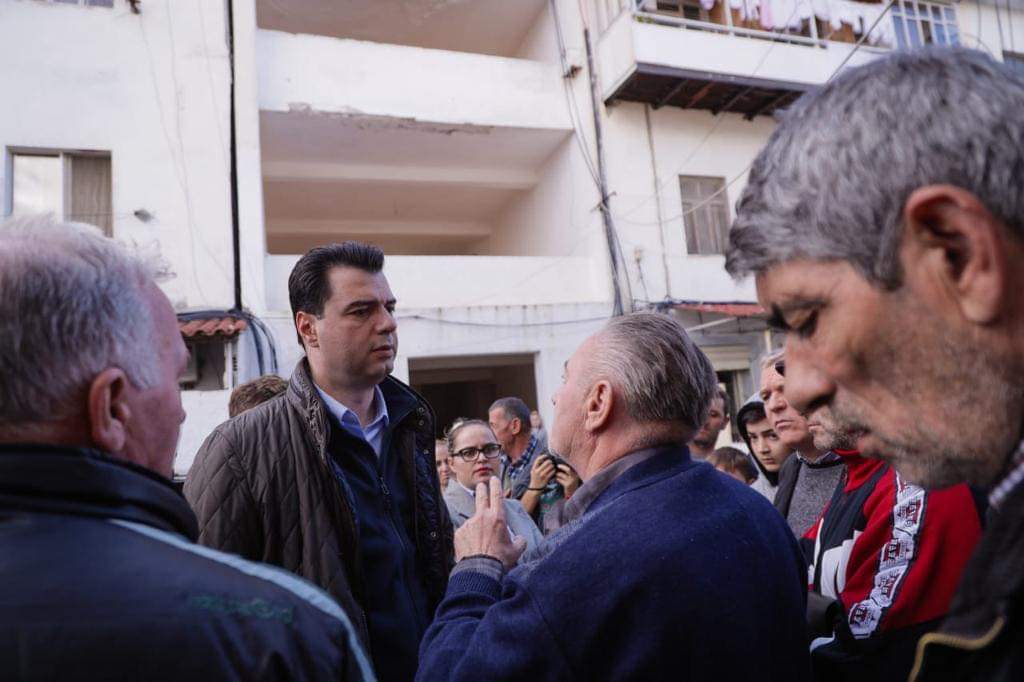 “Askush nuk i ka dërguar një batanije”, Basha takohet me të dëmtuarit nga tërmeti në Shkozet