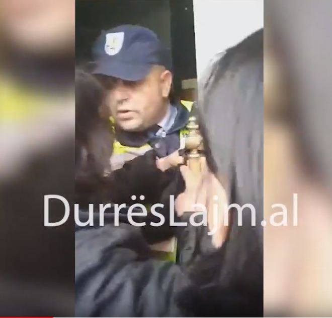 Momente të tensionuara në bashkinë e Durrësit, qytetarët këmbëngulin për t’u futur brenda (VIDEO)
