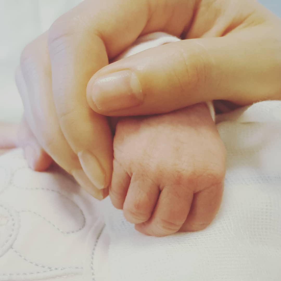 Moderatorja shqiptare nënë për herë të parë, e bija e zgjodhi vetë emrin!