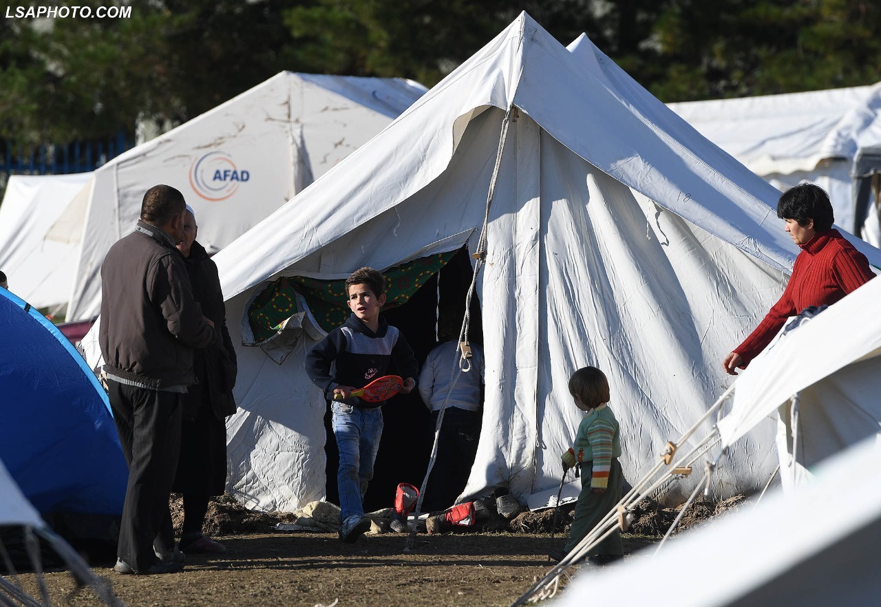 Si në kampe emigrantësh/ Si po jetojnë dhjetëra njerëz nëpër çadra në Manzë pas tërmetit (FOTO)