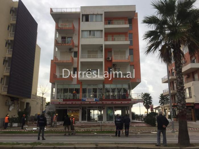 Pallati 6-katësh që do shembet me tritol në Plazh (FOTO)