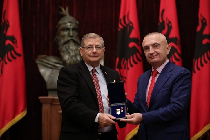 Presidenti Meta vlerëson drejtuesin e ICITAP-it me “Dekoratën e Artë të Shqiponjës”