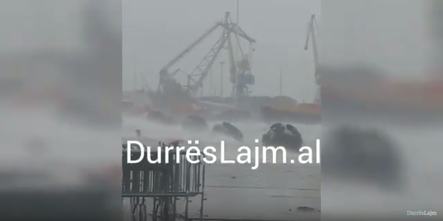 Det dhe erë e tërbuar në portin e Durrësit, trageti ankorohet gjatë stuhisë (VIDEO)