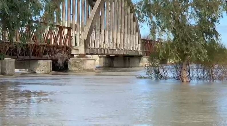 Reshje të shumta shiu, lumi Vjosa del nga shtrati