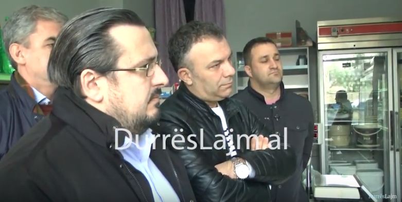 Demokratët vizitojnë bizneset: S’duhet të lejojmë shpopullimin e Durrësit, rrënim i madh në ekonominë shqiptare (VIDEO)