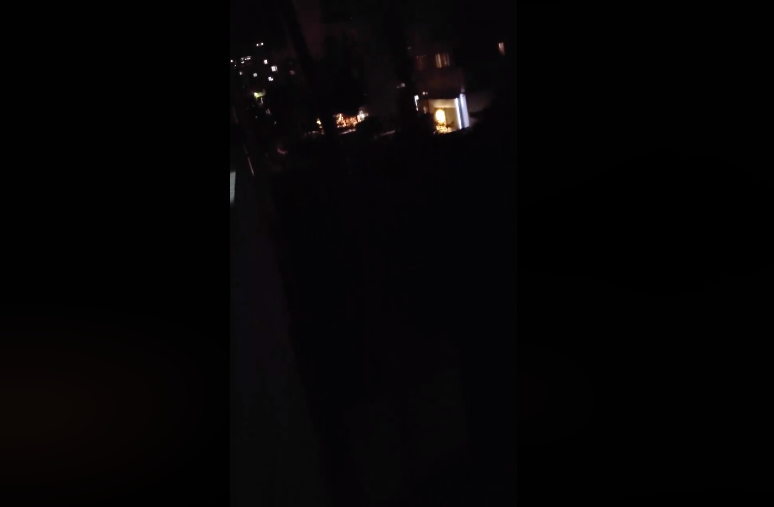 Qytetarja nga Durrësi: Na ndizni dritat e rrugës, përveç llahtarës së tërmetit duhet të kemi frikë edhe errësirën (VIDEO)