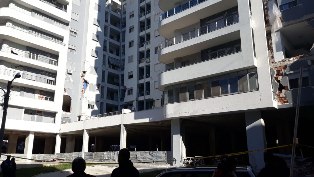 Specialisti i ndërtimit jep alarmin: Ky pallat shumëkatësh në Durrës është shumë i rrezikuar (FOTO & VIDEO)