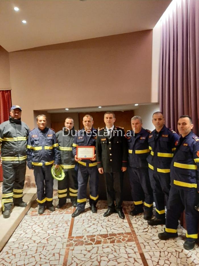 Tërmeti/ Zjarrfikësit heronj të Durrësit nderohen me “Certifikatë Mirënjohjeje”