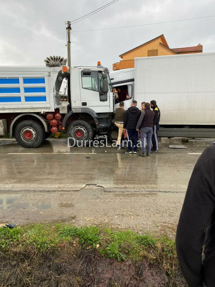 Përplasen dy kamionë kokë më kokë në Durrës, u deshën 2 orë për nxjerrjen e shoferit (FOTO)