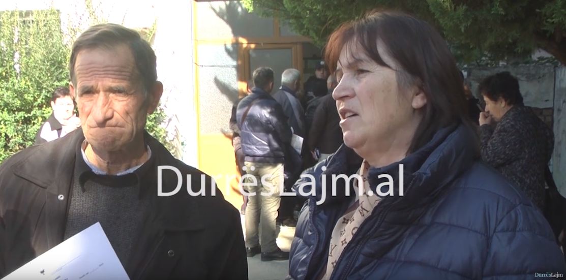 Shtëpia e blerë me borxhe pak kohë më parë u dëmtua rëndë nga tërmeti, familjarët mbesin në rrugë (VIDEO)