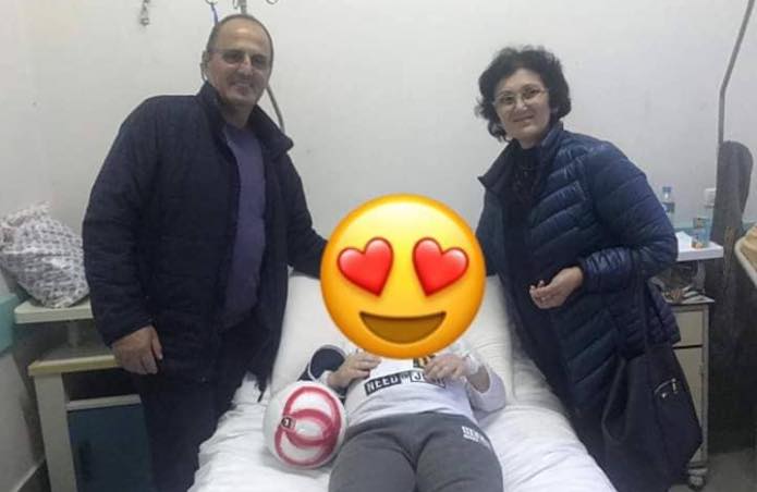 Fëmija i plagosur nga tërmeti kërkon Armando Sadikun, sulmuesi i rikthen buzëqeshjen vogëlushit