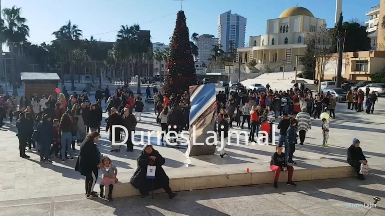 Të qeshura fëmijësh e këngë, atmosfera festive në sheshin “Liria” (VIDEO)