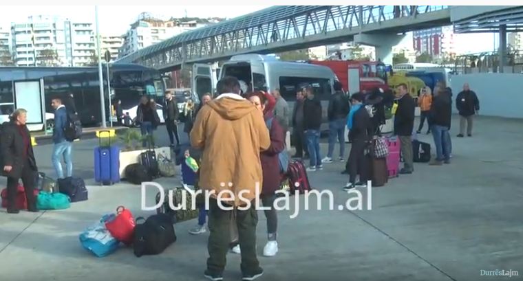 SHIFRAT/ Festat sjellin fluks emigrantësh në Durrës (VIDEO)