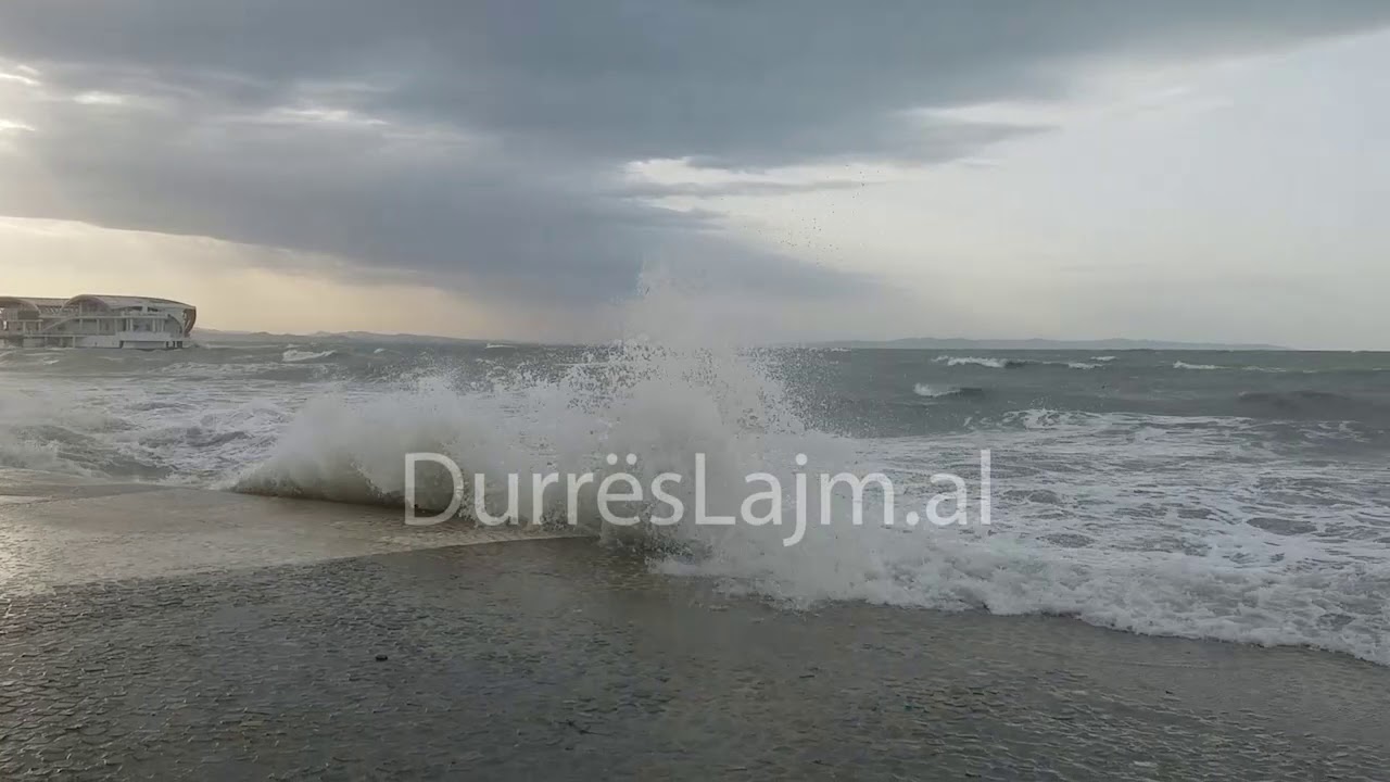 Moti i keq/ Shtyhet lundrimi i tragetit Bari-Durrës, tjetri mbërriti me vonesë