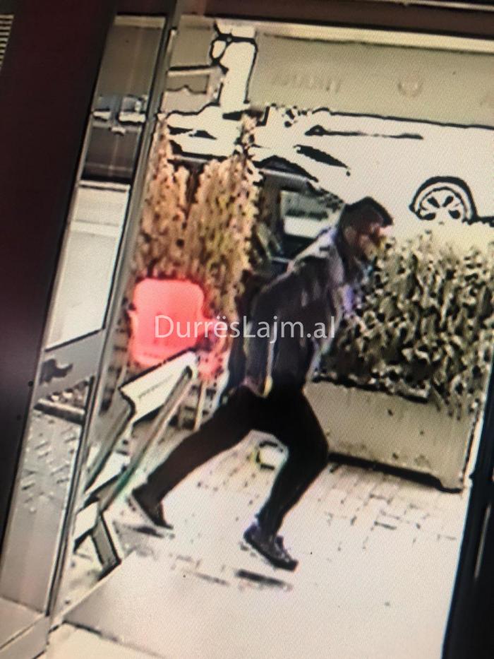 Shihni si hajduti kryen vjedhje në mes të Durrësit, fiksohet nga kamerat (VIDEO)