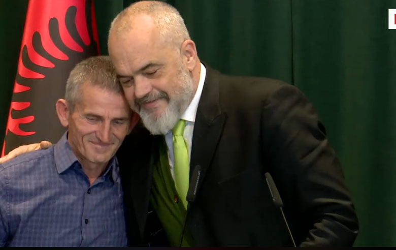 Rrezikoi jetën e tij për të shpëtuar njerëzit nën rrënoja, Rama vlerëson zjarrfikësin hero