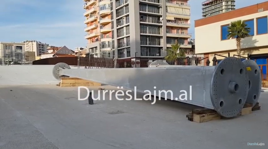 Durrës, nis vendosja e këmbëve që do të mbajnë velën prej betoni (VIDEO)
