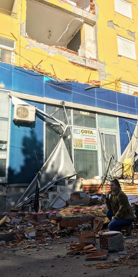 Artistja durrsake shpërthen ndaj biznesmenit Hazir Gashi: Shit gruan, por edhe dashnoren! Mos guxo të na lësh në rrugë! (VIDEO)