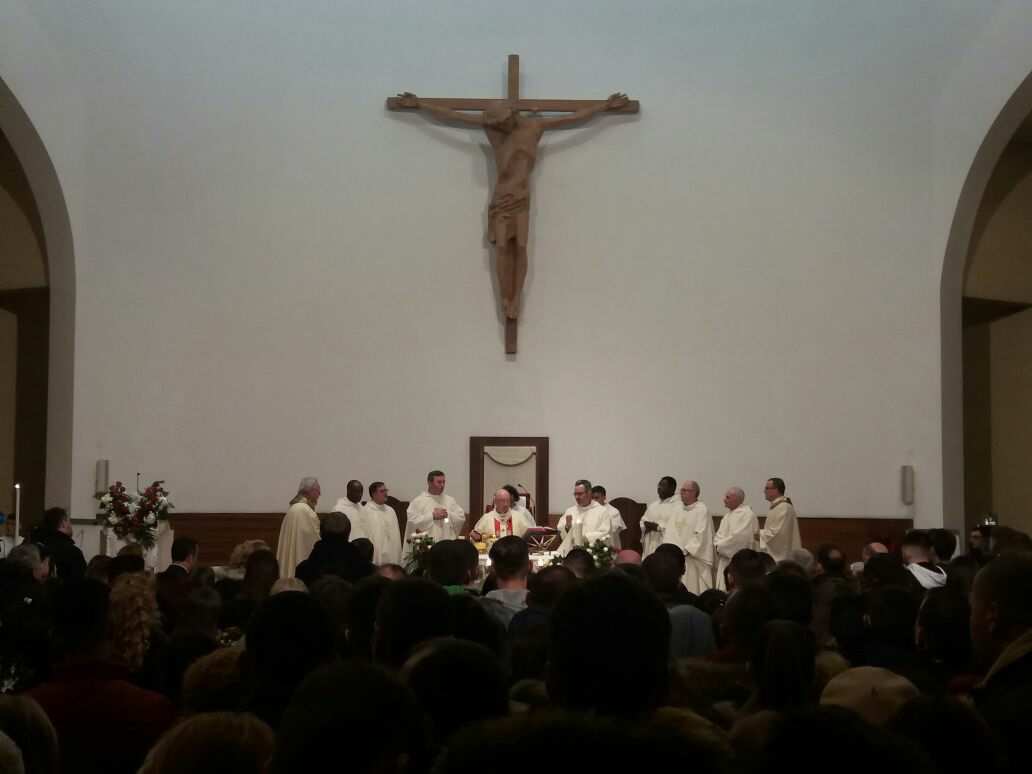 Gëzuar! Besimtarët e krishterë festojnë Krishtlindjen!