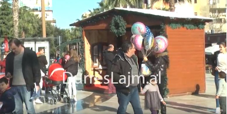 Krishtlindja vjen si rreze shprese në Durrës… Si i gjeti festa qytetarët pas tërmetit (VIDEO)