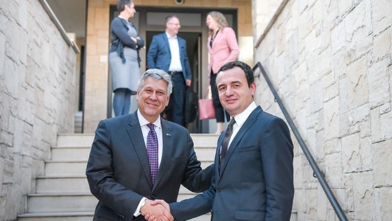 Pas takimit me Mustafën, ambasadori Kosnett takohet me Albin Kurtin