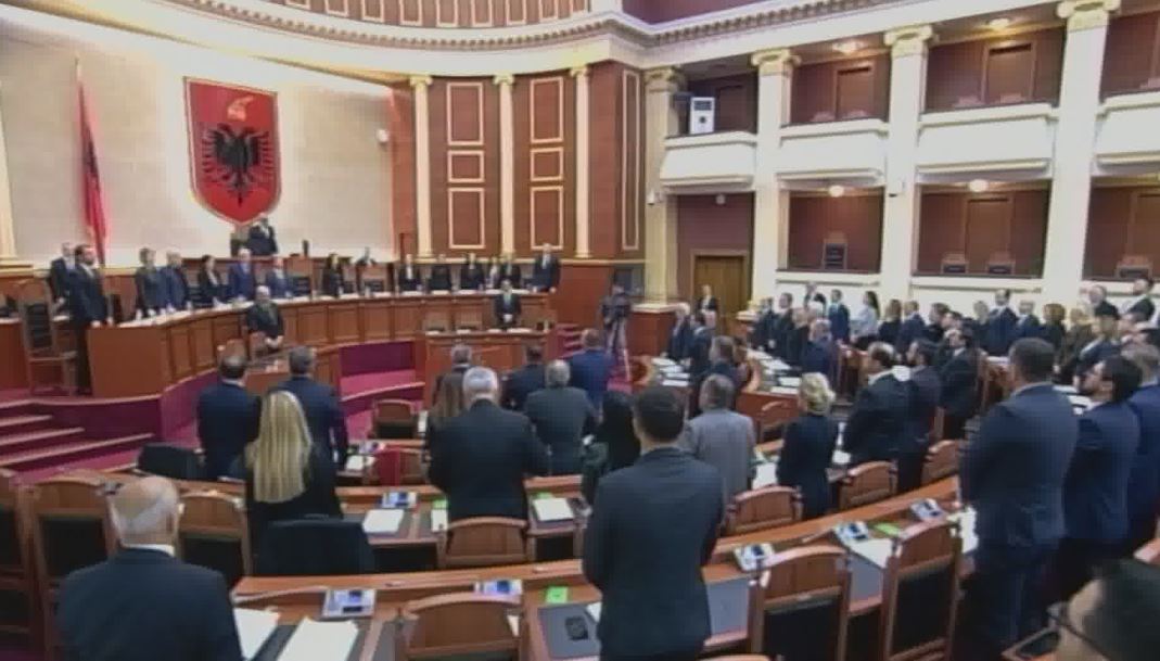 Kuvendi nis me një minutë heshtje për 51 viktimat e tërmetit