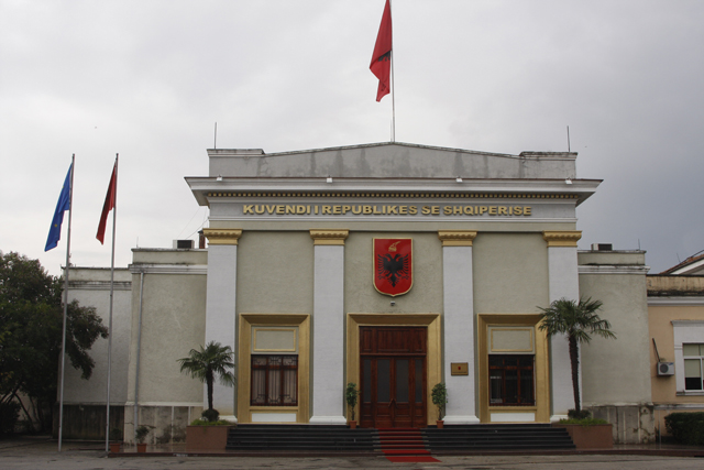 Nëse Presidenti nuk organizon ceremoninë, Kuvendi draft të ri për betimin e gjyqtarëve të Gjykatës Kushtetuese dhe të Lartë