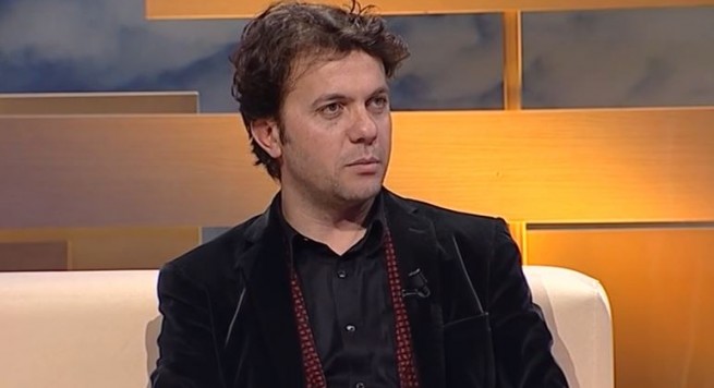 Dyshohet se griste afishet te Teatri, Laert Vasili merret nga policia (VIDEO)