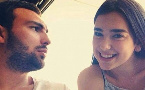 Ledri Vula udhëton drejt Amerikës, takohet me Dua Lipën dhe familjen e saj