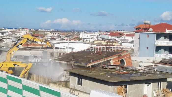 Shembja e shtëpisë dy katëshe në Durrës, shihni çfarë ndodh me depozitën mbi objekt (VIDEO)