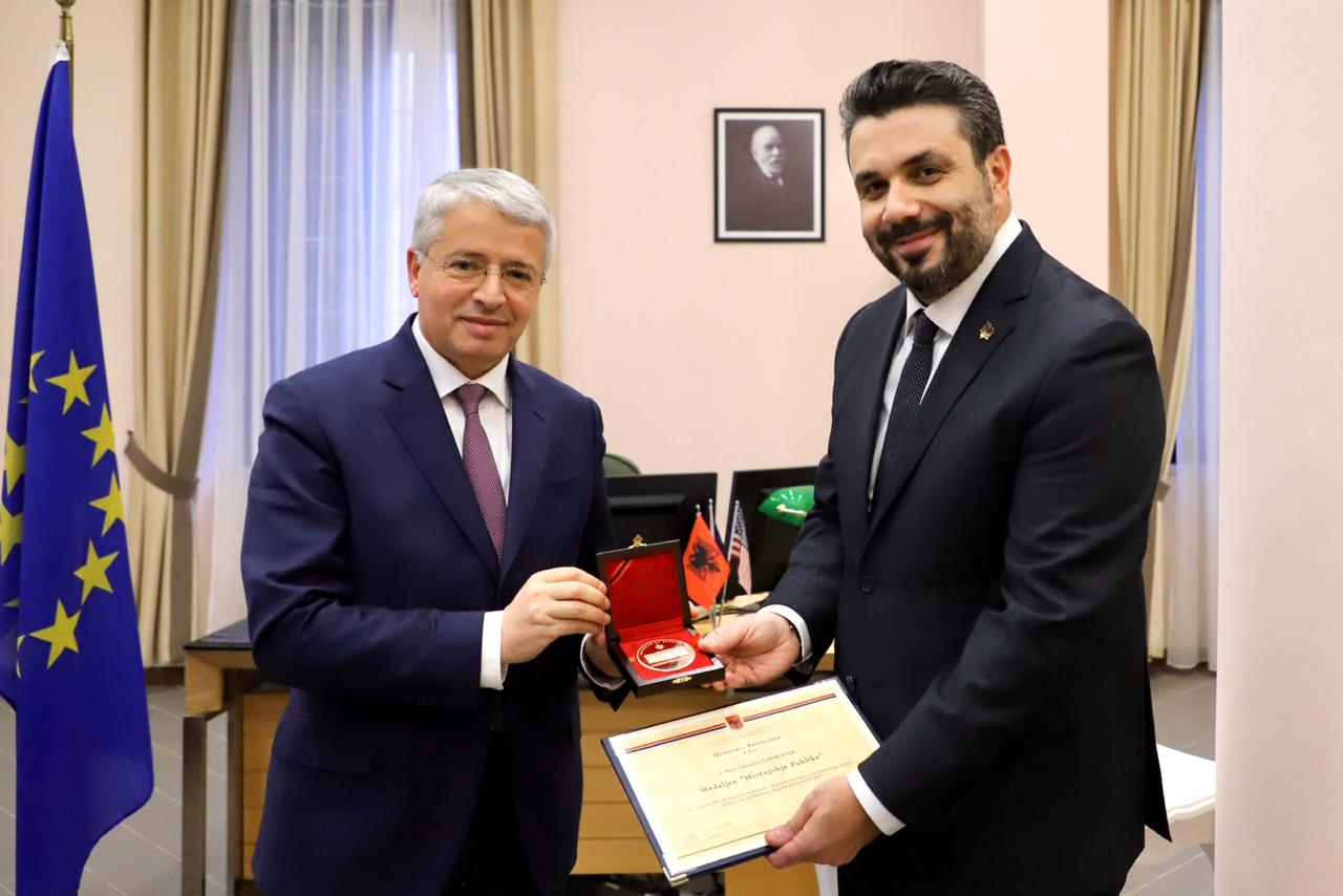 U angazhua për lirimin e Alvin Berishës nga kampi në Siri, Lleshaj i jep medalje Konsullit të Shqipërisë në Liban