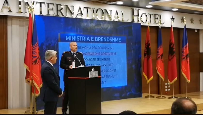 Tërmeti/ Lleshaj dekoron 11 drejtues dhe punonjës të operacioneve të kërkim–shpëtimit