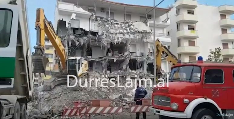 Vazhdon shembja e hotel “Lubjanës”, mblidhen inertet tek “Tropikali” (VIDEO)