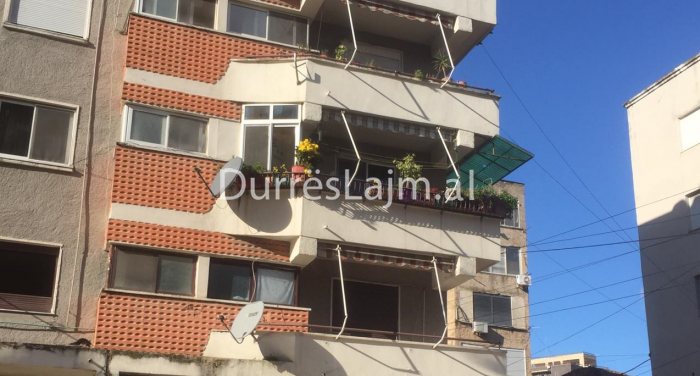 FOTOLAJM/ I pabanuar prej 12 ditësh, në pallatin e VIP-ave në Durrës shpërthejnë lulet