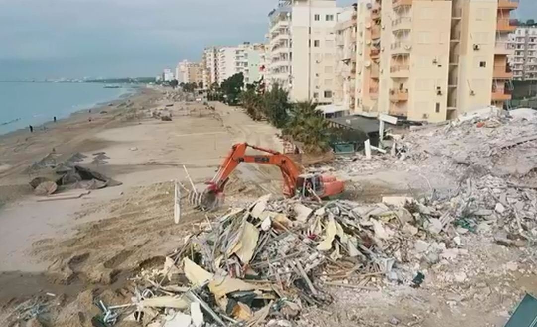 FOTOLAJM/ Vazhdon heqja e inerteve të objekteve të shembura në plazhin e Durrësit