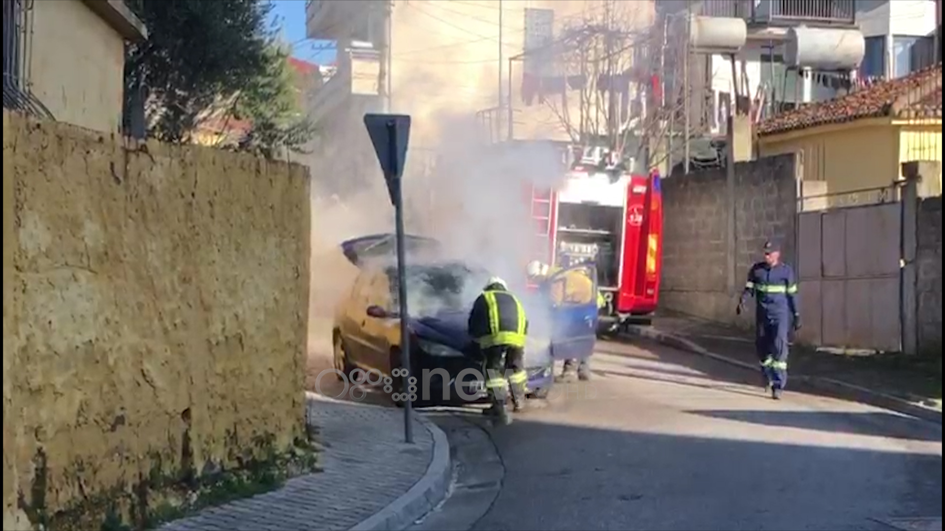 Makina përfshihet nga flakët në Shijak