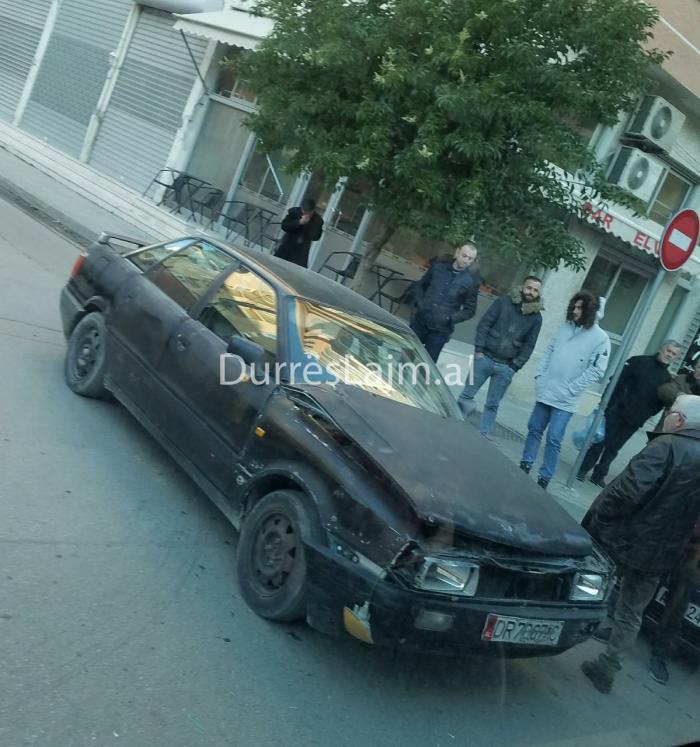 Përplasen dy makina në Durrës