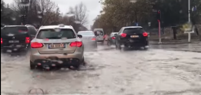 Reshjet e shiut përmbysin rrugët në kryeqytet