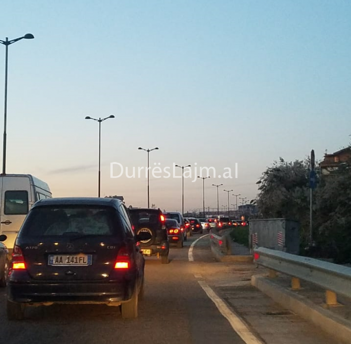 Trafik i rënduar në unazë, qytetarët rikthehen masivisht në Durrës (FOTO)