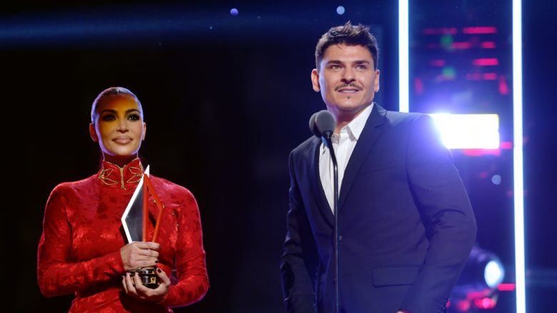 Dhurata e grimierit Mario për të prekurit nga tërmeti (VIDEO)