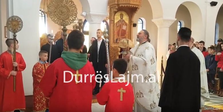 Besimtarët e krishterë kremtojnë Krishtlindjen në Durrës (VIDEO)