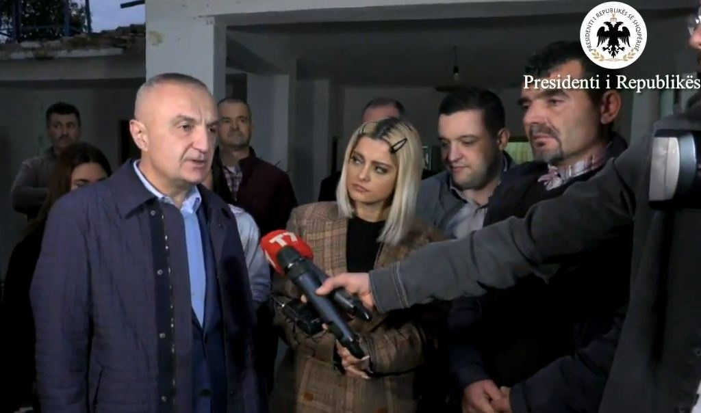 Meta dhe Bebe Rexha vizitojnë familjet e prekura nga tërmeti në fshatin e Durrësit (VIDEO)