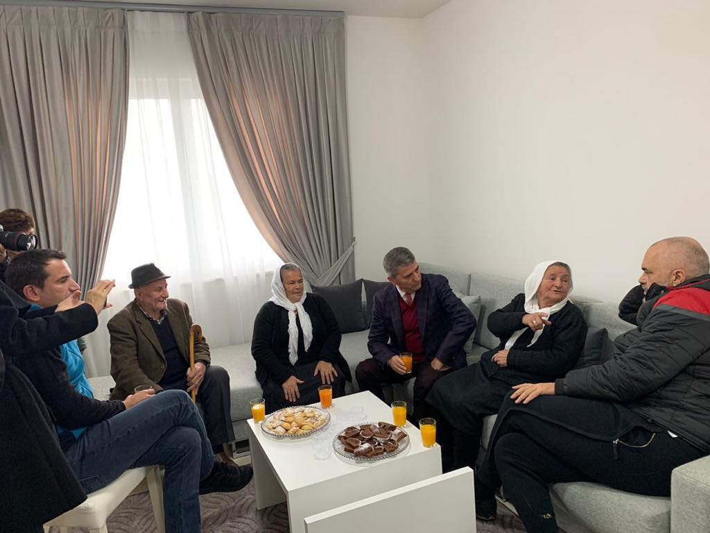 Rama dhe Veliaj i japin çelësat e shtëpisë së re momë Hides